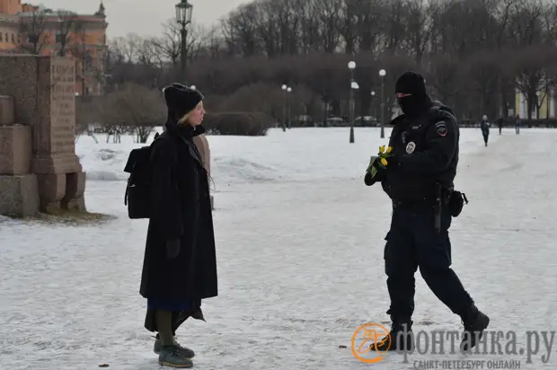 Петербурженки почтили борцов за мир у Вечного огня. И приобщили к этому полицейских