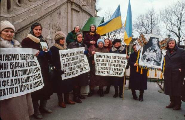 «Требуем возвращения всех наших храмов, монастырей и незаконно захваченного имущества».