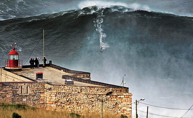 Серфер Гарретт Макнамара, американский профессиональный серфер, поставил рекорд покорения самой большой волны. В январе 2013 года Макнамара «оседлал» прилив высотой около 30 метров.