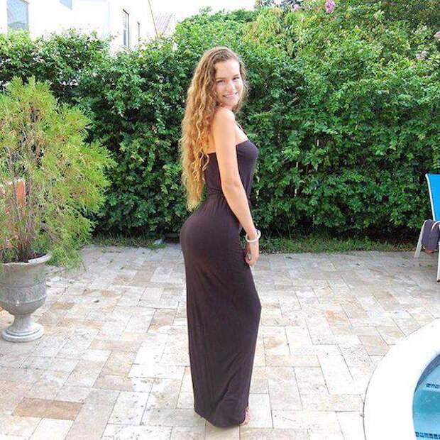 Lookout Boys…Here Come the Babes in Tight Dresses Lookout Boys…Here Come the Babes in Tight Dresses