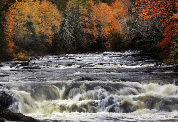 Осенняя река Коннектикут, штат Нью-Гемпшир