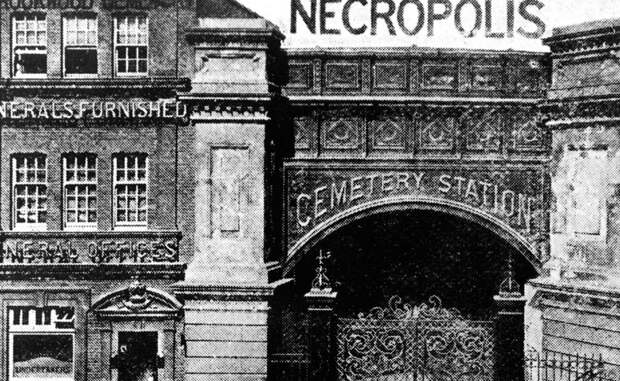 Поезд в потусторонний мир Первую станцию London Necropolis Railway построили в 1854 году. На пике развития с 1894 по 1903 года поезд перевозил более двух тысяч тел в год. Это была самая странная железная дорога в мире, проект которой подразумевал и создание специального кладбища.