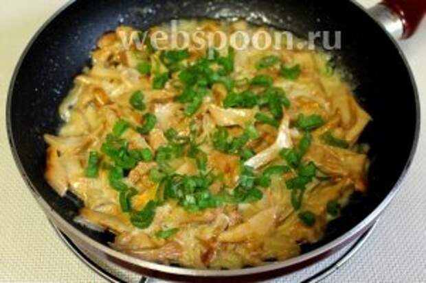 Готовые грибы слегка присыпать мелко нарезанным зелёным луком. Очень вкусно подавать в горячем виде с картофельным пюре.