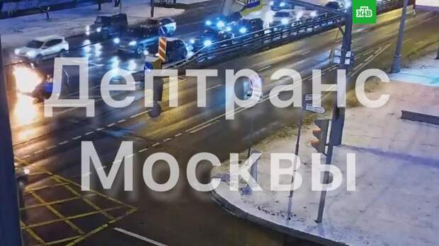 На юго-западе Москвы автомобиль загорелся во время движения