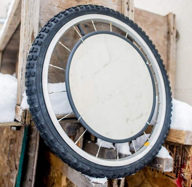 Один из удобных и практичных вариантов создать зеркало из колеса.