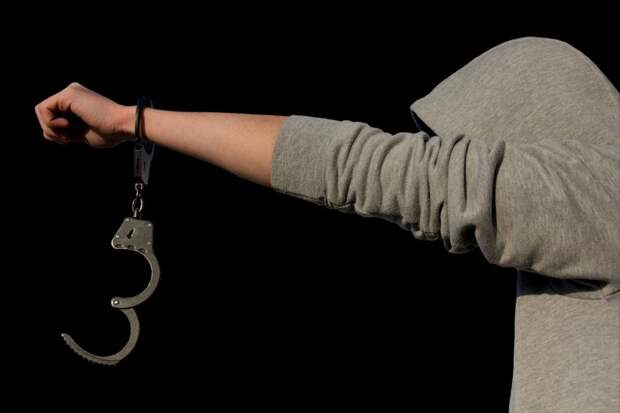 Полицейские задержали неадекватного пассажира с ножом на станции метро «Аэропорт»