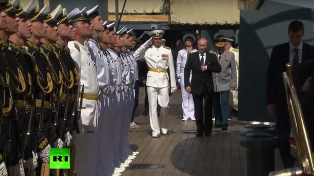 В День ВМФ России Владимир Путин посетил крейсер «Аврора»
