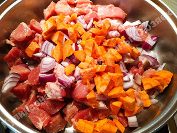 Свинина тушеная с овощами