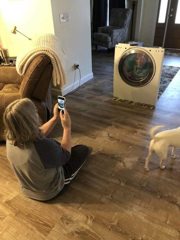 Вот она, настоящая любовь: жена фоткает мужа, который притворяется, что застрял в стиралке Вот она, настоящая любовь: жена фоткает мужа, который притворяется, что застрял в стиралке