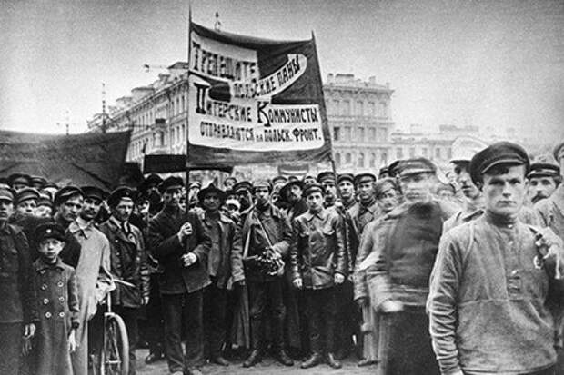 Отправка мобилизованных коммунистов на фронт против белополяков. Петроград, 1920 год. Фото из открытого доступа