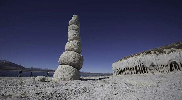 Таинственные каменные колонны озера Кроули в Калифорнии, США (10)