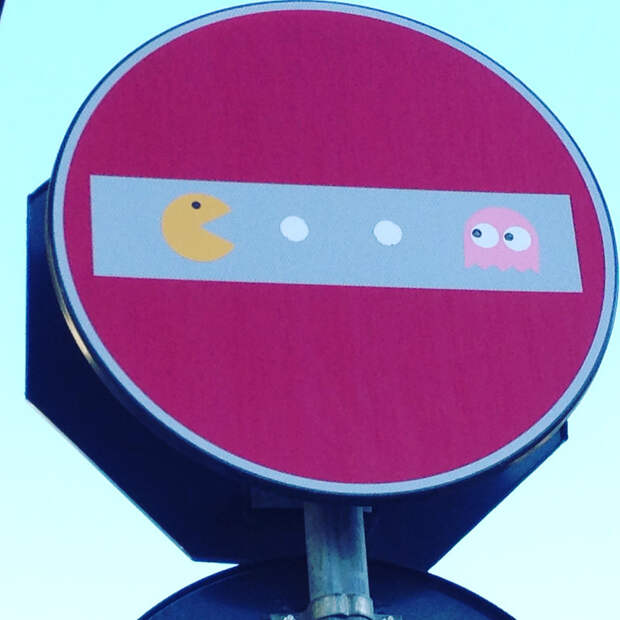 В течение двух лет французский уличный художник Клет Абрахам выбирался ночью и приклеивал сменные этикетки на уличные знаки всюду в крупнейших городах Европы, придавая им юмористический оттенок дорожные знаки, европейские знаки, пдд, таблички
