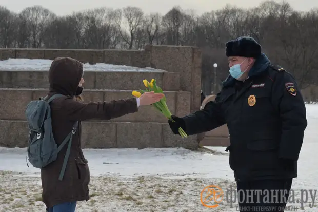 Петербурженки почтили борцов за мир у Вечного огня. И приобщили к этому полицейских