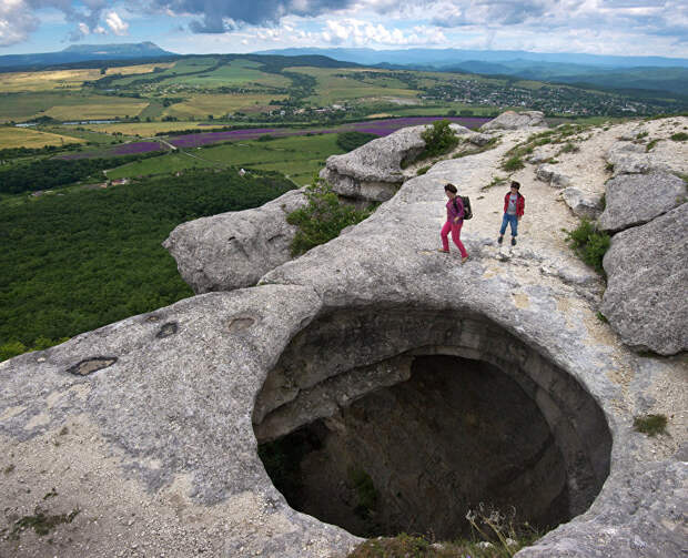 Путешествия во времени и к «дырявой» пещере: в Симферополе зовут на бесплатные экскурсии
