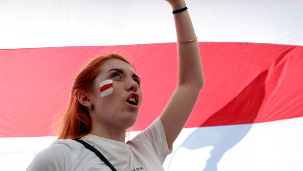 Белорусские силовики приравняли бело-красно-белый флаг к нацистской символике