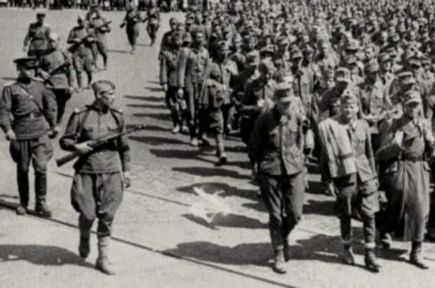 16 августа 1944 года. Конвоирование немецких военнопленных по Киеву