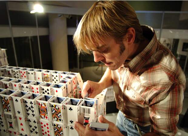Брайан за созданием карточного домика. игральные карты, интересное, карточный домик