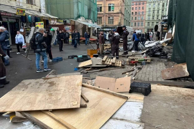 Беглов показал, как сносят незаконные постройки на Апраксином дворе