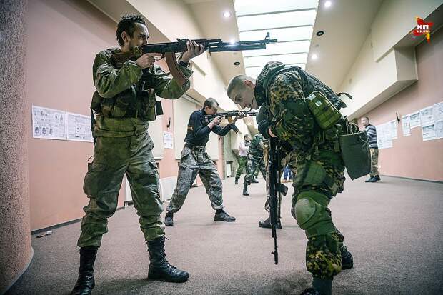 Небольшой отряд бойцов оттачивает свое мастерство владения автоматом Фото: Виктор ГУСЕЙНОВ