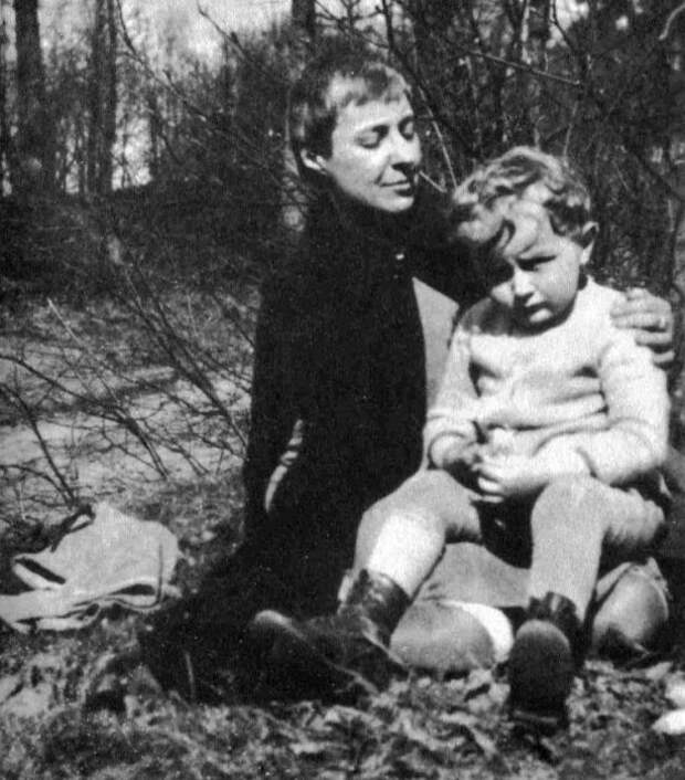 Марина Цветаева с сыном. / Фото: www.istihi.ru