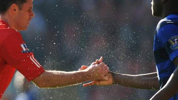 игроки пожимают руки после матча