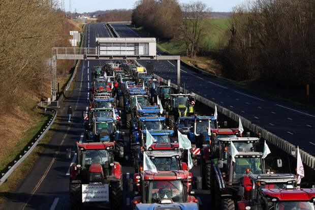 Испанские фермеры перекрыли границу с Францией из-за "зеленых налогов" и импорта