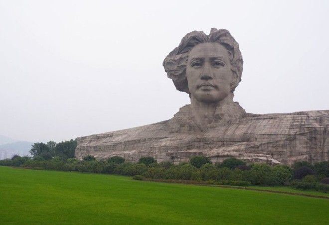 И одна не менее гигантская скульптура, правда выложенная из гранитных кирпичей - статуя Мао Цзэдуна высотой 32 метра и стоимость 35 миллионов долларов И одна не менее гигантская скульптура правда выложенная из гранитных кирпичей статуя Мао Цзэдуна высотой 32 метра и стоимость 35 миллионов долларов Скульптуры интересное скалы