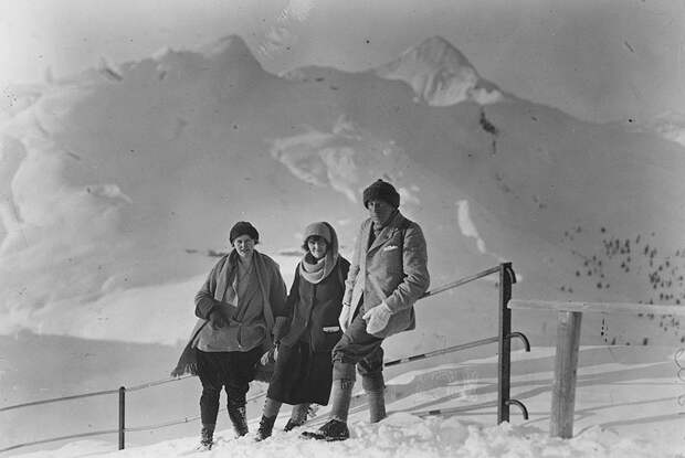 Британские туристы позируют на горе Юнгфрау. Швейцария, 1923 год.