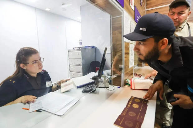 Иностранцы, въезжающие в Россию, должны будут доказать, что они не больны и не употребляют наркотики. Фото © ТАСС / Александр Демьянчук