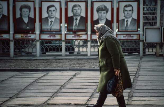 Доска почёта в центре города. СССР, Львов, 1990 год. Доска почёта в центре города. СССР, Львов, 1990 год.