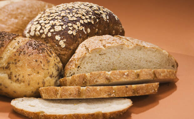 Цельнозерновой хлеб Один из самых главных обманов современного рынка. Гликемический индекс пшеничного хлеба равен 69. Такая нагрузка провоцирует резкий скачок содержания сахара в крови, что приводи к высокой концентрации инсулина и, в конечном счете, к накоплению жиров.