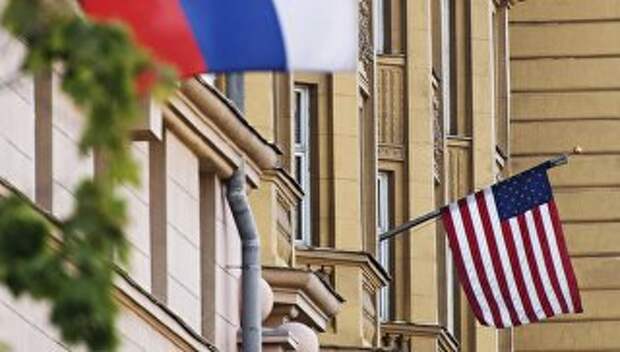Флаги России и США у здания американского посольства в Москве