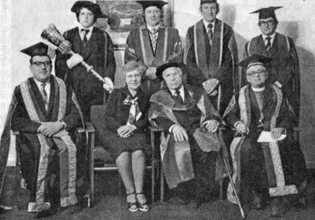 Во время вручения докторского диплома в Салфордском университете. Англия, 1977 г. история, мальчик Лева