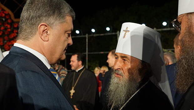 Блаженнейший Митрополит Киевский и всея Украины Онуфрий и Петр Порошенко на акции Первая минута мира, которая состоялась в мемориальном комплексе Национальный музей истории Украины во Второй мировой войне. 8 мая 2018