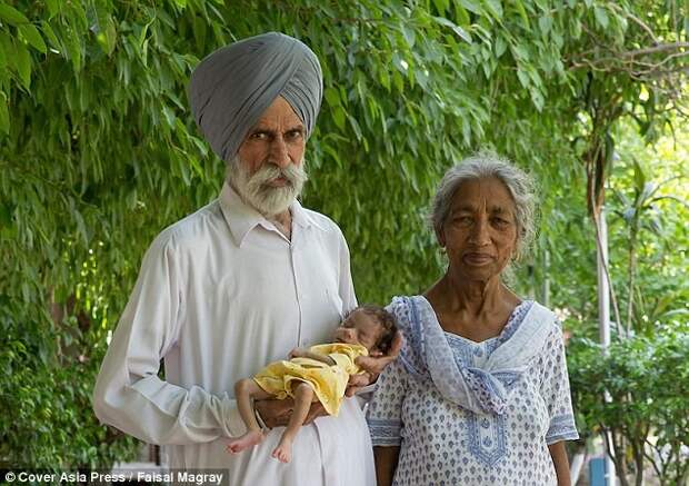 Отцу Армана, Мохиндеру Сингху - 80 лет. Ребенок был зачат с помощью ЭКО Мать и сын, пожилая женщина, старородящие