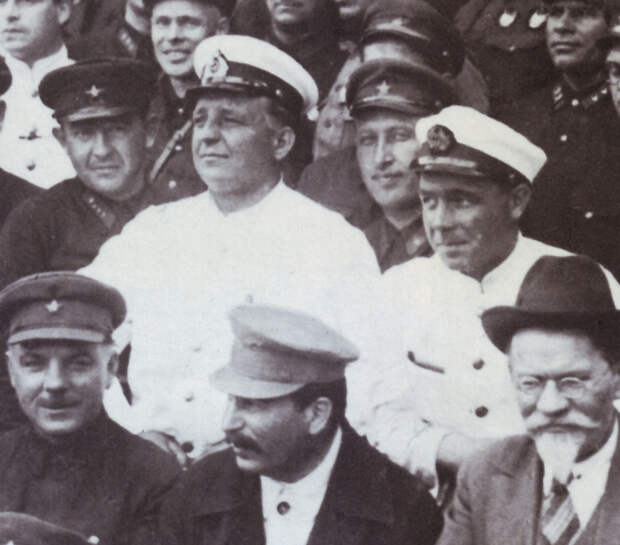 Р. А. Муклевич (в белом кителе, за спиной Сталина) среди делегатов армии и флота на XVI съезде ВКП(б) в 1930 году Источник: tsushima.su - Первый советский эсминец: ошибка инженера Бжезинского | Военно-исторический портал Warspot.ru