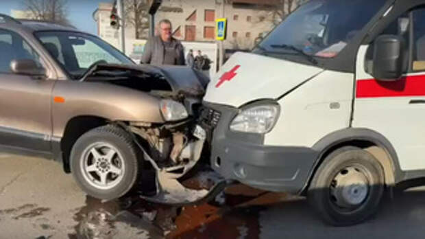 ДТП с автомобилем скорой помощи в Барнауле / Фото: скриншот из видео 