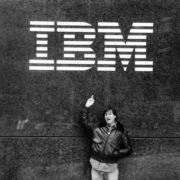 1983, Стив Джобс показывает средний палец логотипу IBM (один из крупнейших в мире производителей аппаратного, программного обеспечения и IТ-сервисов) 1983, Стив Джобс показывает средний палец логотипу IBM (один из крупнейших в мире производителей аппаратного, программного обеспечения и IТ-сервисов)