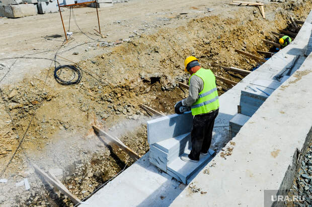 Вице-премьер предложил заменить строителей-мигрантов пенсионерами