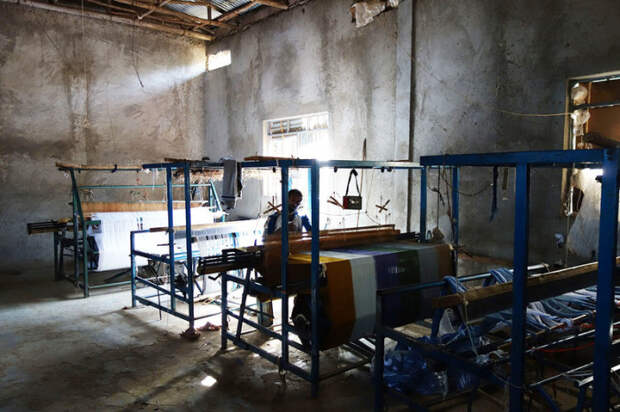 Мужчина работает на текстильной фабрике в Аура Амба.  