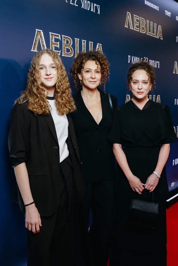 Блошка: Аглая Тарасова, Юрий Колокольников и Ольга Сутулова