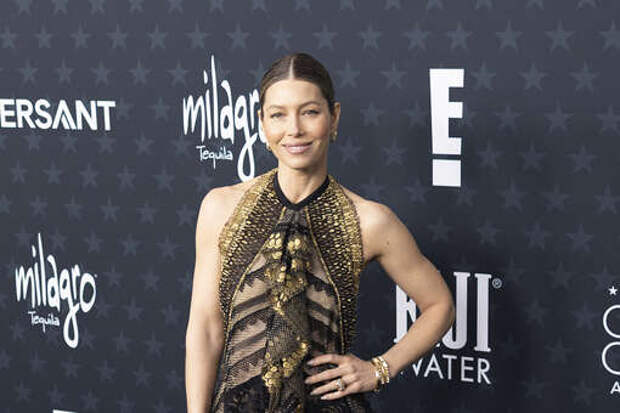 Актриса Джессика Бил вышла на публику в платье с разрезом на спине