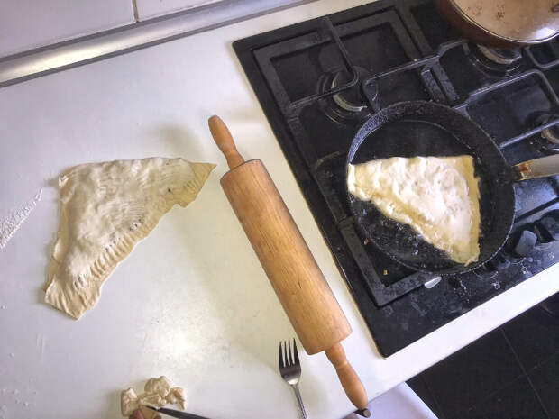 Чебуреки за 15 минут , с курицей и сыром