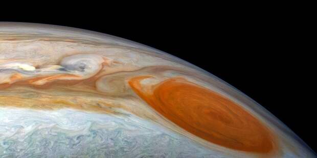 Глаз Юпитера: что скрывается за красным пятном на поверхности гигантской планеты 