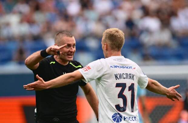 Главный судья Артём Чистяков и Матвей Кисляк (ЦСКА) в матче 3-го тура российской Премьер-лиги в Санкт-Петербурге.