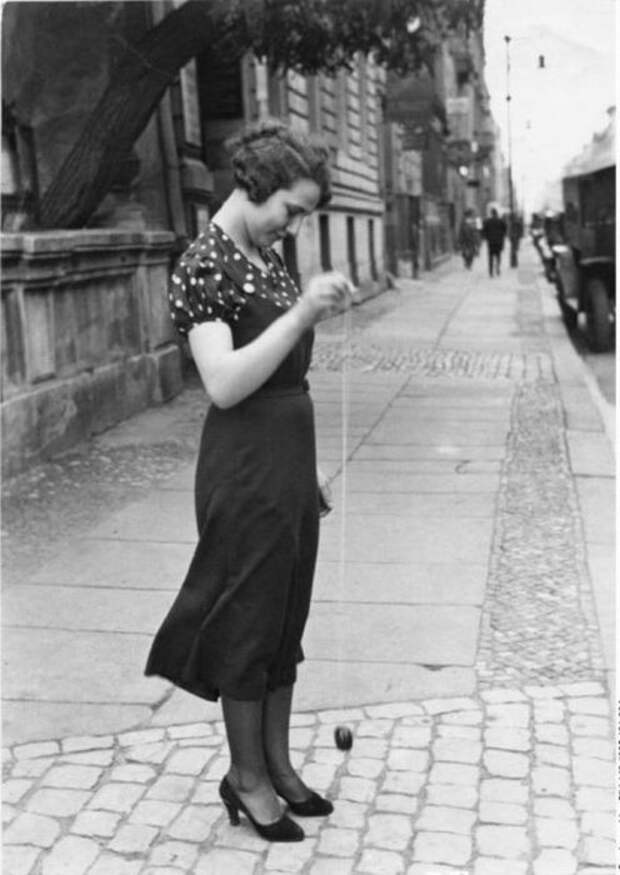 Дама играет с йо-йо в Берлине в 1960-х годах