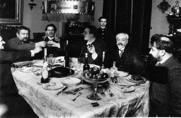 3 Куприн и Шаляпин в группе за столом. 1917 г (700x457, 187Kb)