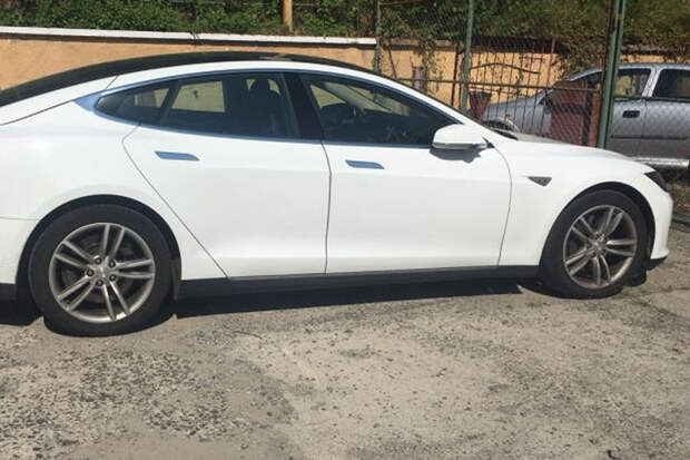 Украинец соврал на таможне о стоимости ввозимой Tesla и лишился автомобиля