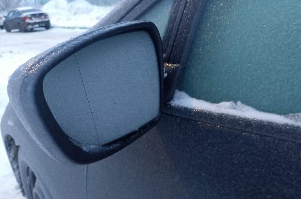 Автоэксперт Ершов дал советы по безопасной чистке стёкол автомобиля ото льда