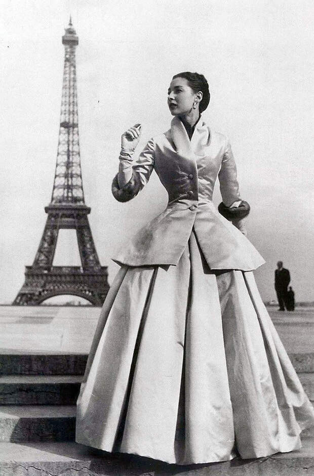 Модель в костюме Zemire (Dior)